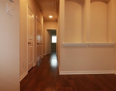 913 Shelby Lane - Photo Thumbnail 17