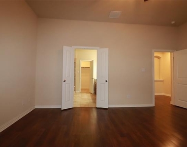 913 Shelby Lane - Photo Thumbnail 14