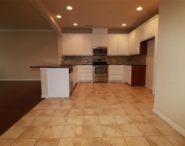 913 Shelby Lane - Photo Thumbnail 6