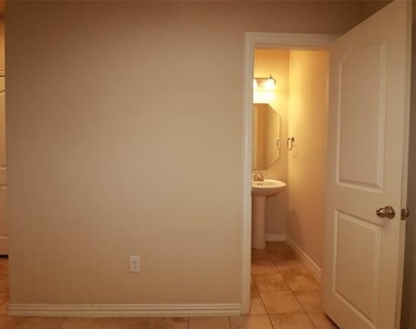 913 Shelby Lane - Photo Thumbnail 5