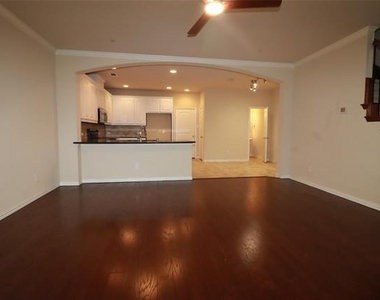913 Shelby Lane - Photo Thumbnail 3