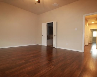 913 Shelby Lane - Photo Thumbnail 11