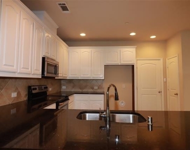 913 Shelby Lane - Photo Thumbnail 10