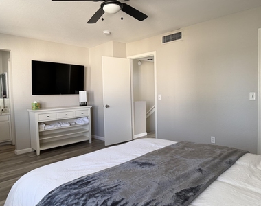 15847 N 26th Avenue - Photo Thumbnail 7