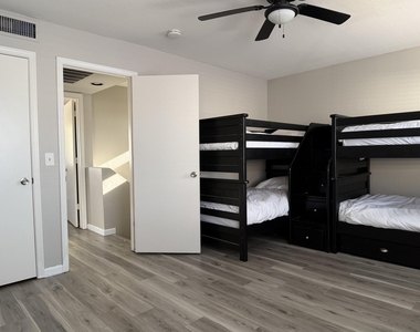 15847 N 26th Avenue - Photo Thumbnail 5
