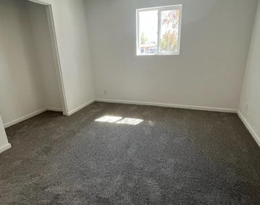812 S Greenleaf Lane - Photo Thumbnail 7