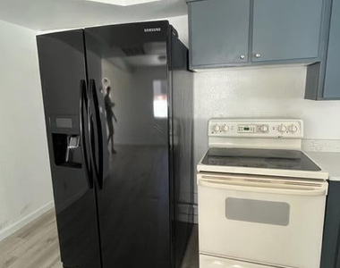 812 S Greenleaf Lane - Photo Thumbnail 2