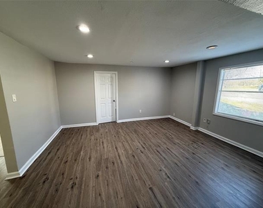 430 E Parnell Street - Photo Thumbnail 5