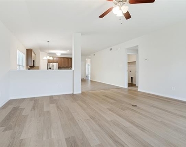 1212 Villa Paloma Boulevard - Photo Thumbnail 12