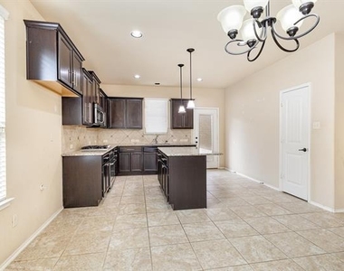 208 Whitman Drive - Photo Thumbnail 7