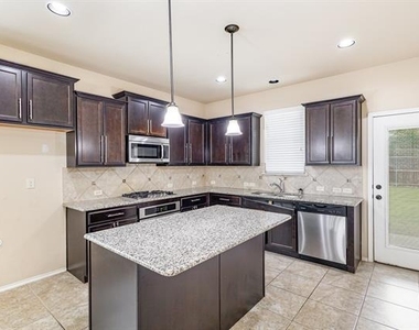 208 Whitman Drive - Photo Thumbnail 9