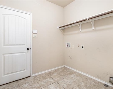 208 Whitman Drive - Photo Thumbnail 12