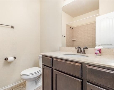 208 Whitman Drive - Photo Thumbnail 22