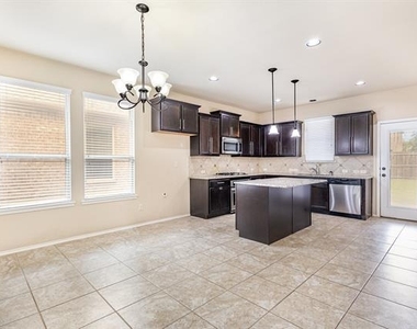 208 Whitman Drive - Photo Thumbnail 6