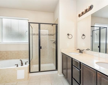 208 Whitman Drive - Photo Thumbnail 15