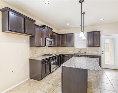 208 Whitman Drive - Photo Thumbnail 10