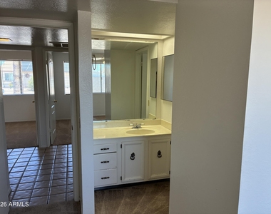 5915 W Tierra Buena Lane - Photo Thumbnail 16