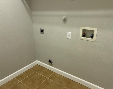 2717 Foxpoint Trail - Photo Thumbnail 11