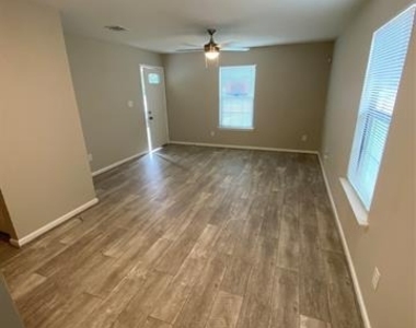 2211 W Illinois Avenue - Photo Thumbnail 6
