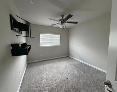 2940 Bluets Drive - Photo Thumbnail 15