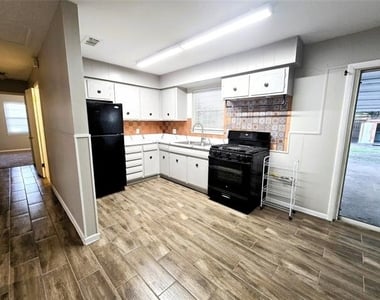 604 E 4th Street - Photo Thumbnail 6