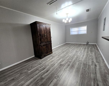 604 E 4th Street - Photo Thumbnail 8