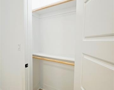 206 S Village Way - Photo Thumbnail 9