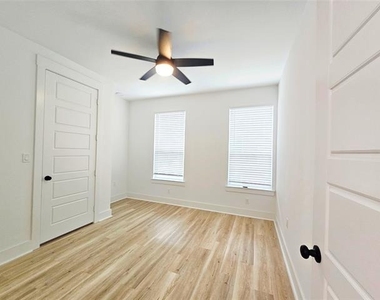 206 S Village Way - Photo Thumbnail 7