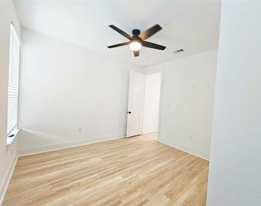 206 S Village Way - Photo Thumbnail 8