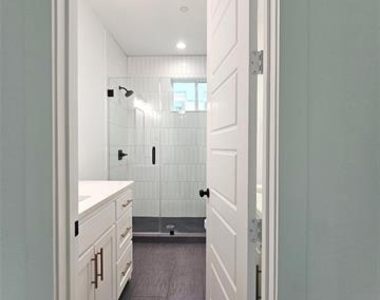 206 S Village Way - Photo Thumbnail 4
