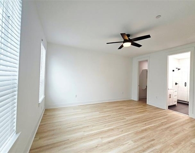 206 S Village Way - Photo Thumbnail 3