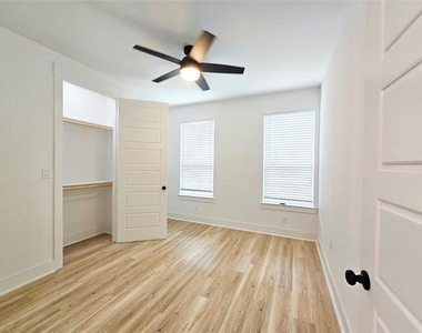 206 S Village Way - Photo Thumbnail 6