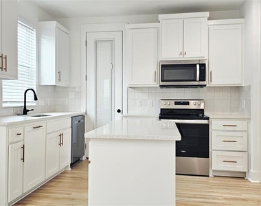 206 S Village Way - Photo Thumbnail 2