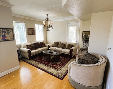 11013 Legacy Lane - Photo Thumbnail 9