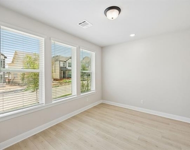 4816 Maxwell Drive - Photo Thumbnail 2