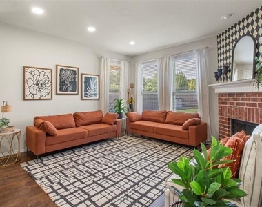 1802 Phillip Lane - Photo Thumbnail 4