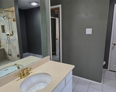 2108 Bershire Drive - Photo Thumbnail 15