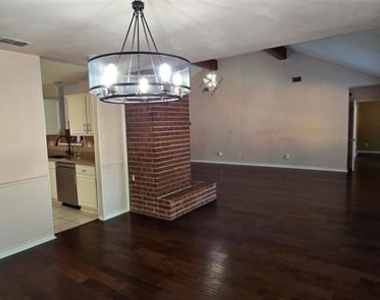 2108 Bershire Drive - Photo Thumbnail 5