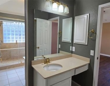 2108 Bershire Drive - Photo Thumbnail 17