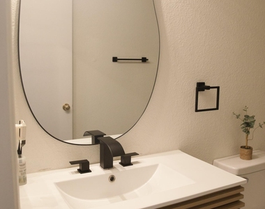 3114 W Mark Lane - Photo Thumbnail 10