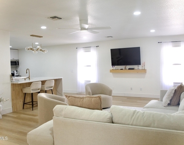 3114 W Mark Lane - Photo Thumbnail 5