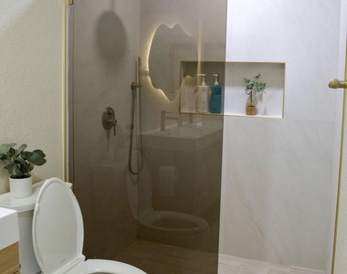 3114 W Mark Lane - Photo Thumbnail 11