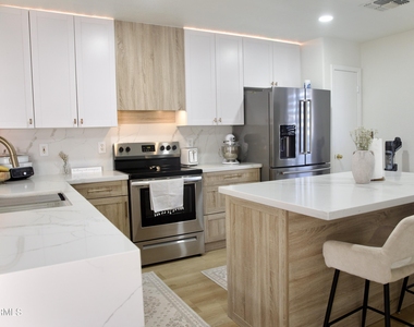 3114 W Mark Lane - Photo Thumbnail 1
