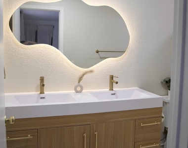 3114 W Mark Lane - Photo Thumbnail 12
