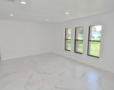 943 Se Browning Avenue - Photo Thumbnail 11