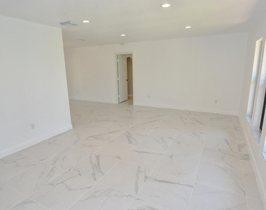 943 Se Browning Avenue - Photo Thumbnail 10