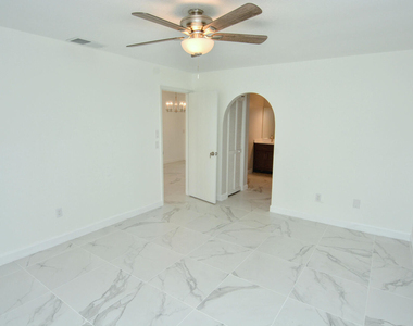 943 Se Browning Avenue - Photo Thumbnail 16