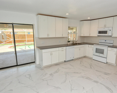 943 Se Browning Avenue - Photo Thumbnail 6