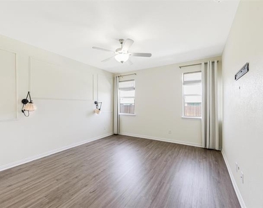 5028 Waterway Drive - Photo Thumbnail 8