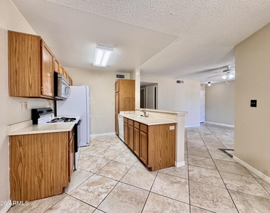 2910 W Marconi Avenue - Photo Thumbnail 5